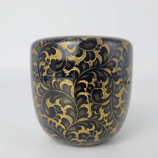 Karakusa chinkin natsume (Arabesque gold-inlay tea caddy) by Maeshi Shigeo