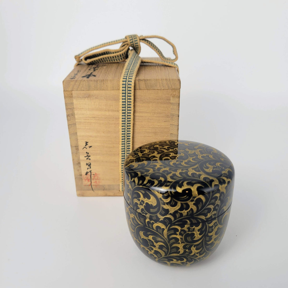 Karakusa chinkin natsume (Arabesque gold-inlay tea caddy) by Maeshi Shigeo