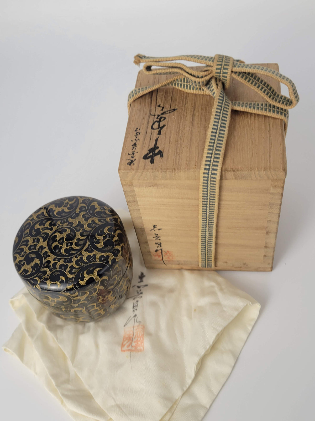 Karakusa chinkin natsume (Arabesque gold-inlay tea caddy) by Maeshi Shigeo