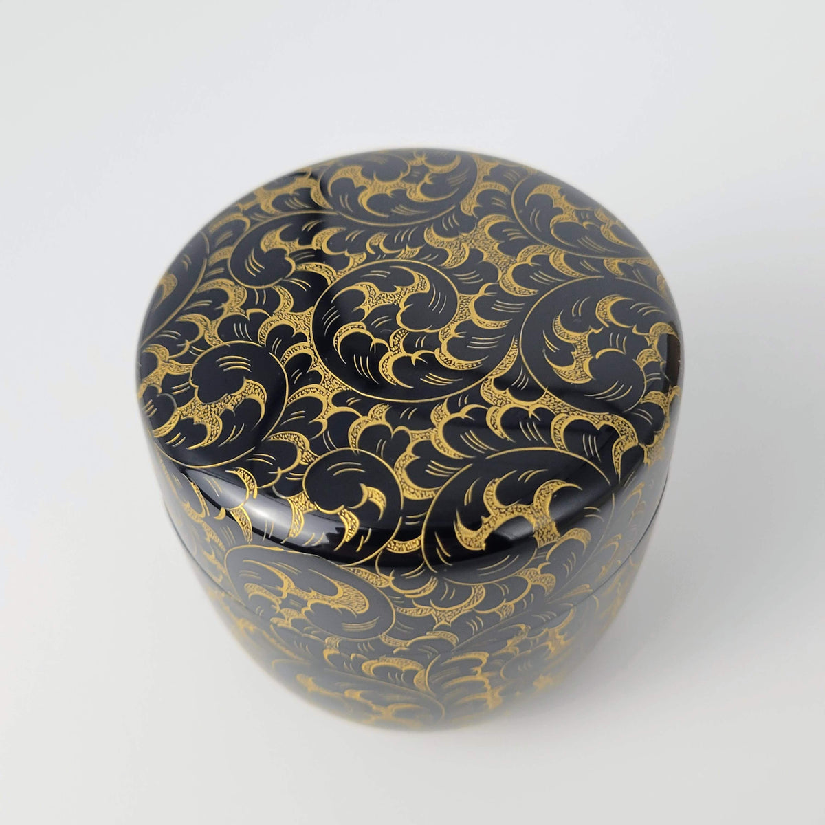 Karakusa chinkin natsume (Arabesque gold-inlay tea caddy) by Maeshi Shigeo