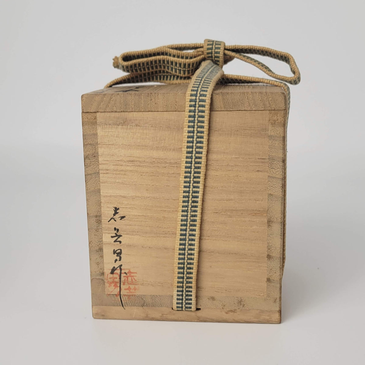 Karakusa chinkin natsume (Arabesque gold-inlay tea caddy) by Maeshi Shigeo