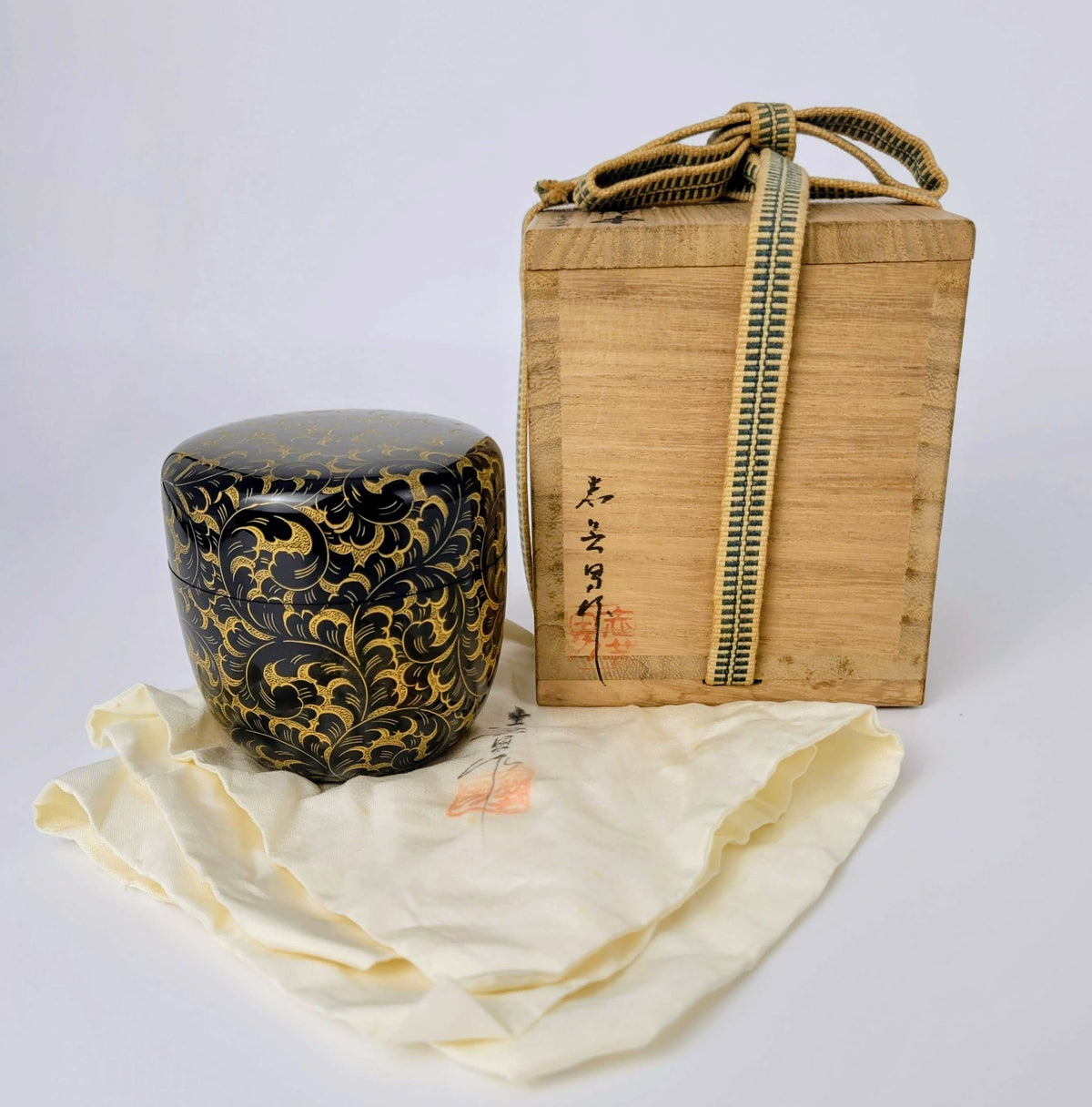 Karakusa chinkin natsume (Arabesque gold-inlay tea caddy) by Maeshi Shigeo