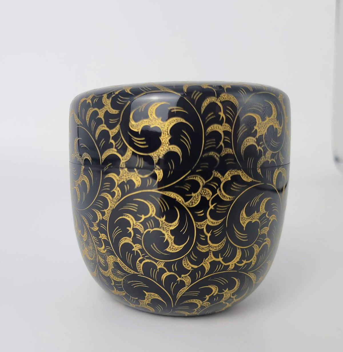 Karakusa chinkin natsume (Arabesque gold-inlay tea caddy) by Maeshi Shigeo