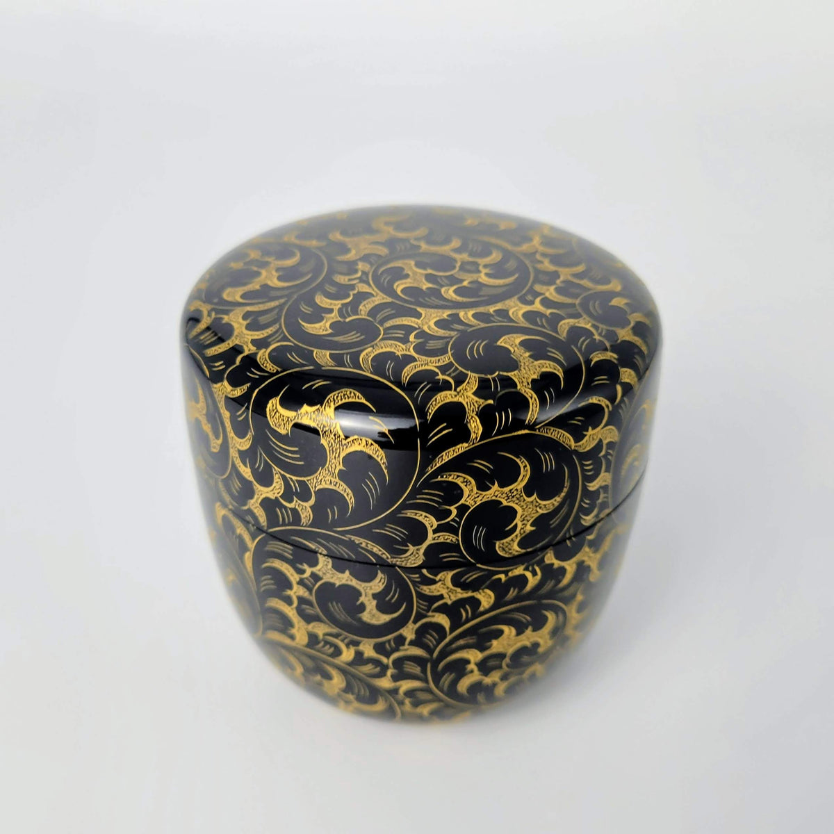 Karakusa chinkin natsume (Arabesque gold-inlay tea caddy) by Maeshi Shigeo