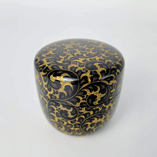 Karakusa chinkin natsume (Arabesque gold-inlay tea caddy) by Maeshi Shigeo