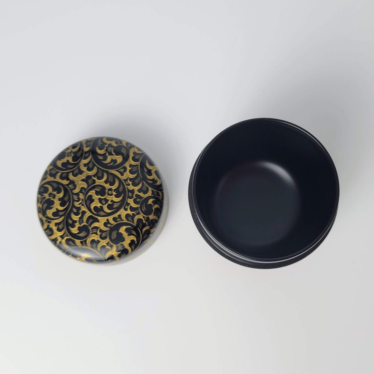 Karakusa chinkin natsume (Arabesque gold-inlay tea caddy) by Maeshi Shigeo