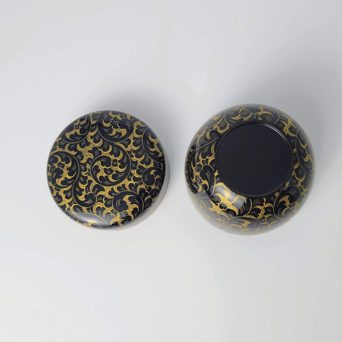 Karakusa chinkin natsume (Arabesque gold-inlay tea caddy) by Maeshi Shigeo