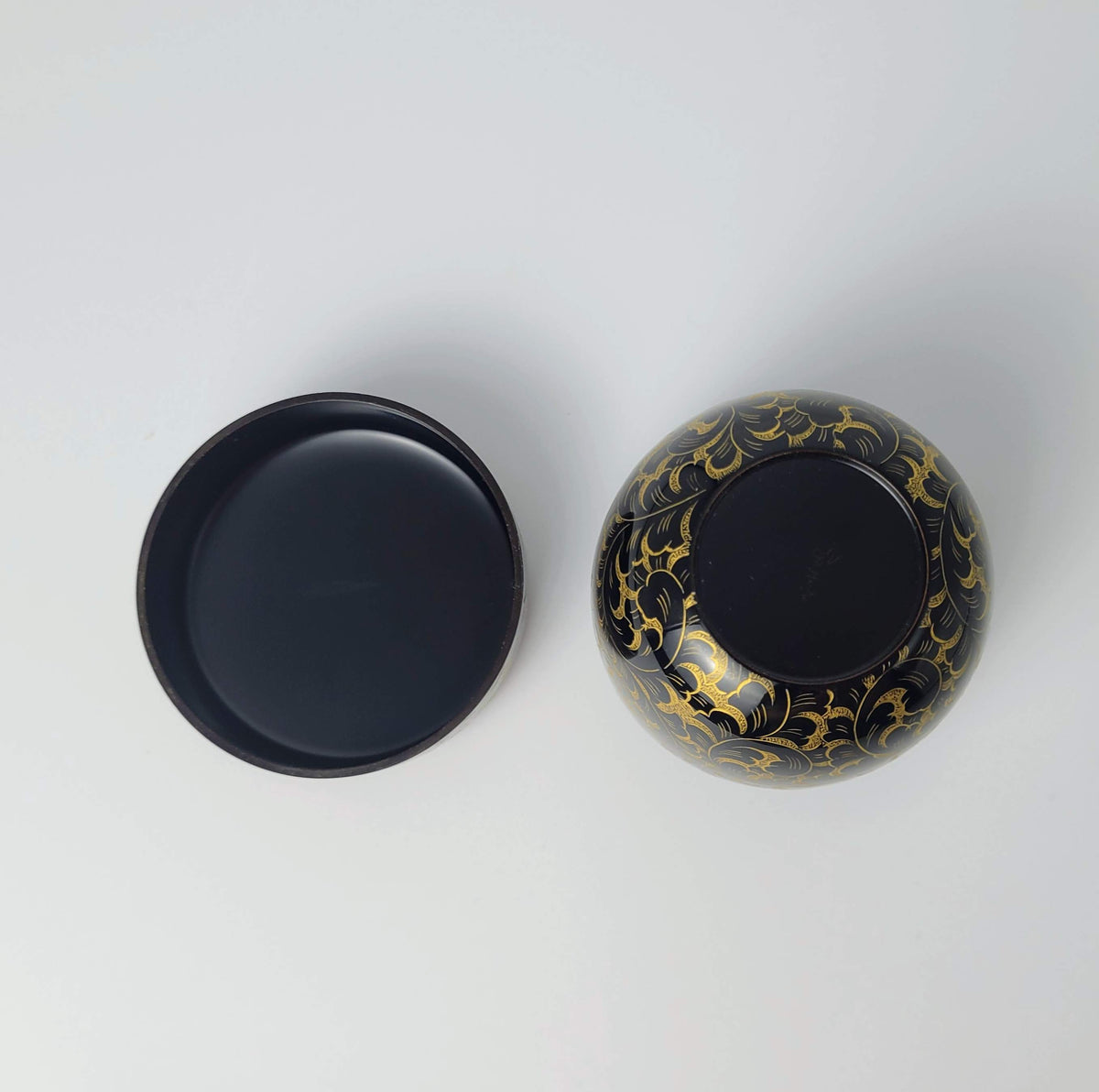 Karakusa chinkin natsume (Arabesque gold-inlay tea caddy) by Maeshi Shigeo