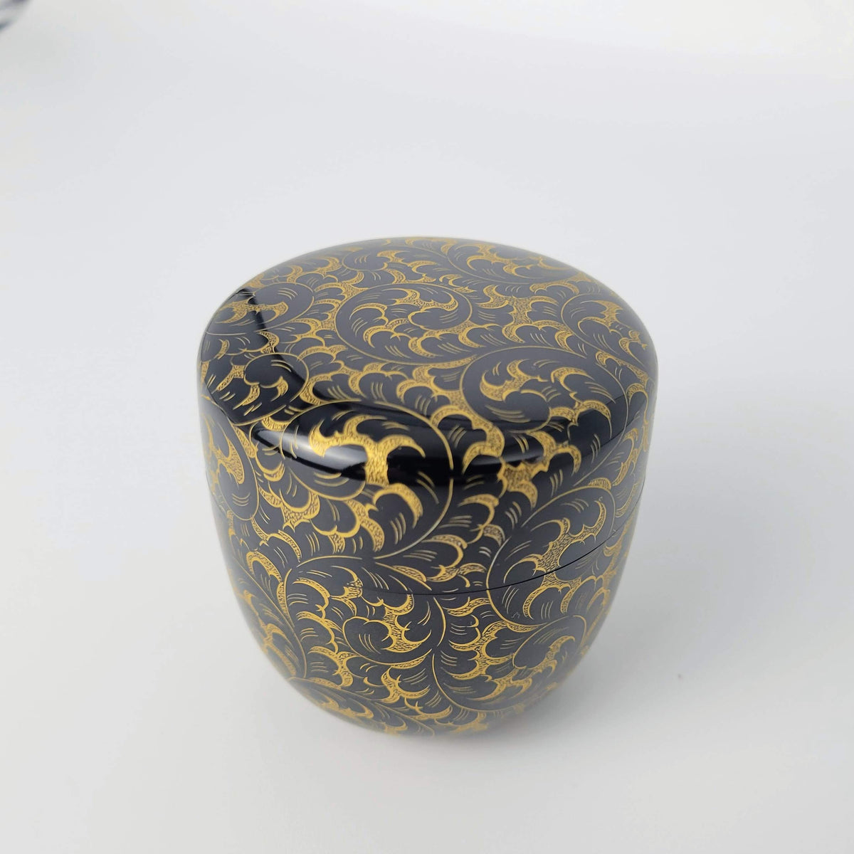 Karakusa chinkin natsume (Arabesque gold-inlay tea caddy) by Maeshi Shigeo