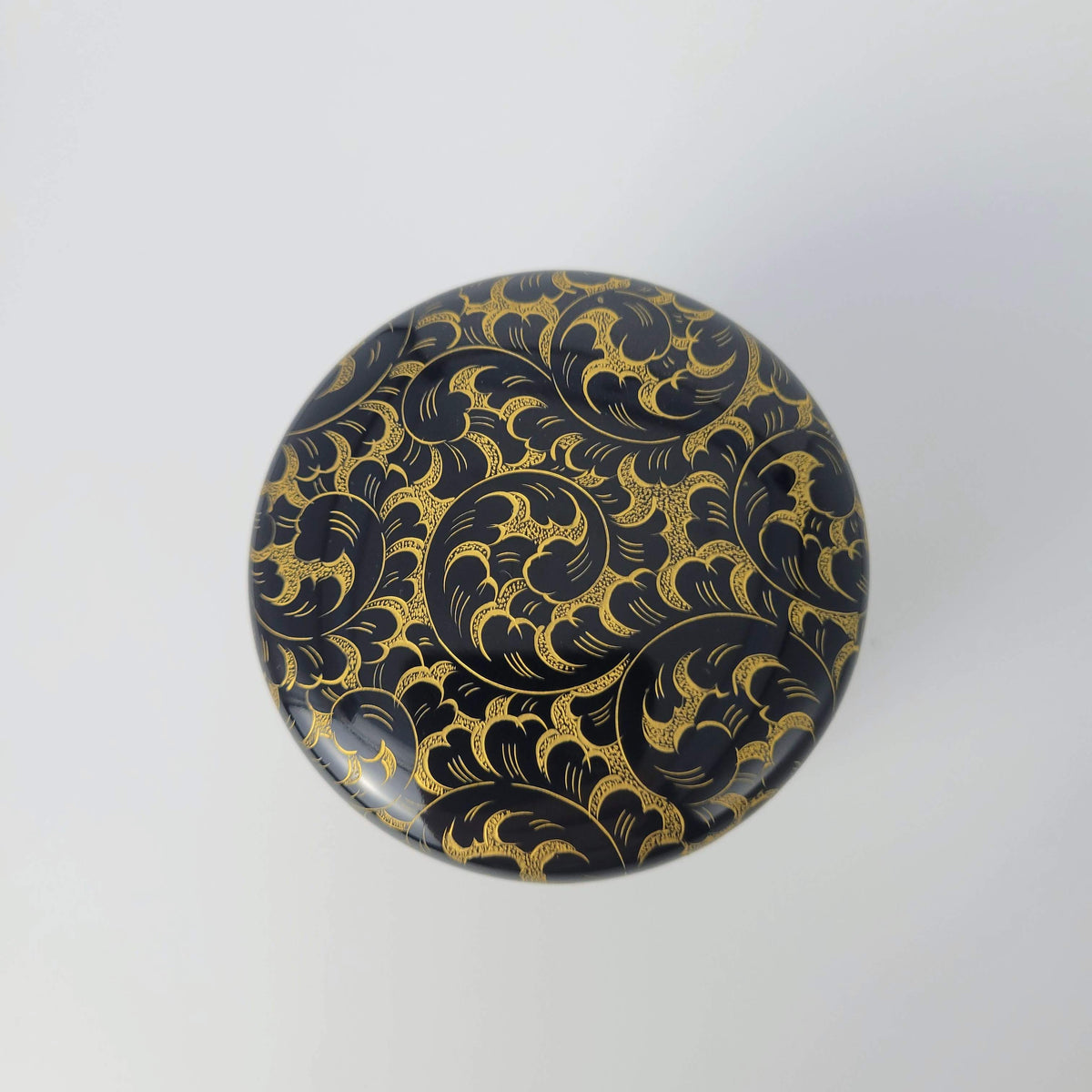 Karakusa chinkin natsume (Arabesque gold-inlay tea caddy) by Maeshi Shigeo